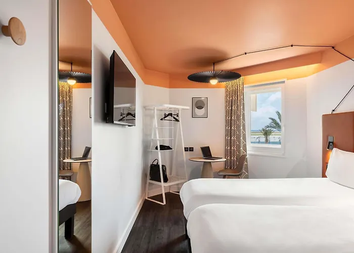 Отель Ibis Aeroport Promenade Des