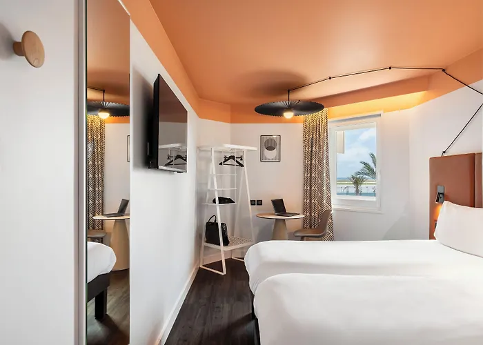 Отель Ibis Aeroport Promenade Des